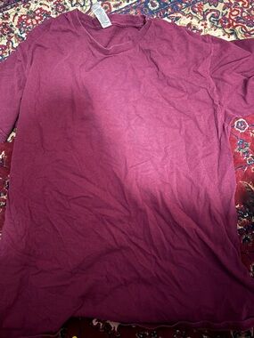 Gildan Men's Round Neck Tee in Burgundy